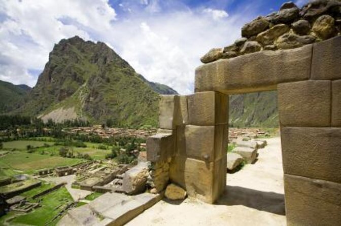 Descubre la cultura ancestral en Ollantaytambo, Perú: Un pueblo incaico en el Valle Sagrado rodeado de imponentes montañas.