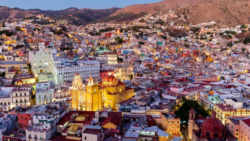 Colores y tradiciones en Guanajuato, México: Una ciudad llena de historia, arquitectura colonial y festivales vibrantes.