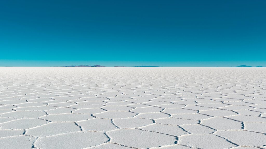El Salar de Uyuni: desierto blanco y maravilla natural de Bolivia.