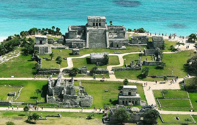 Explora la costa caribeña de Tulum, México: Ruinas arqueológicas, playas de arena blanca y la esencia del Caribe mexicano.