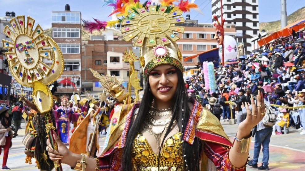 Celebrando el Carnaval de Oruro: Tradición Boliviana y Coloridas Festividades.