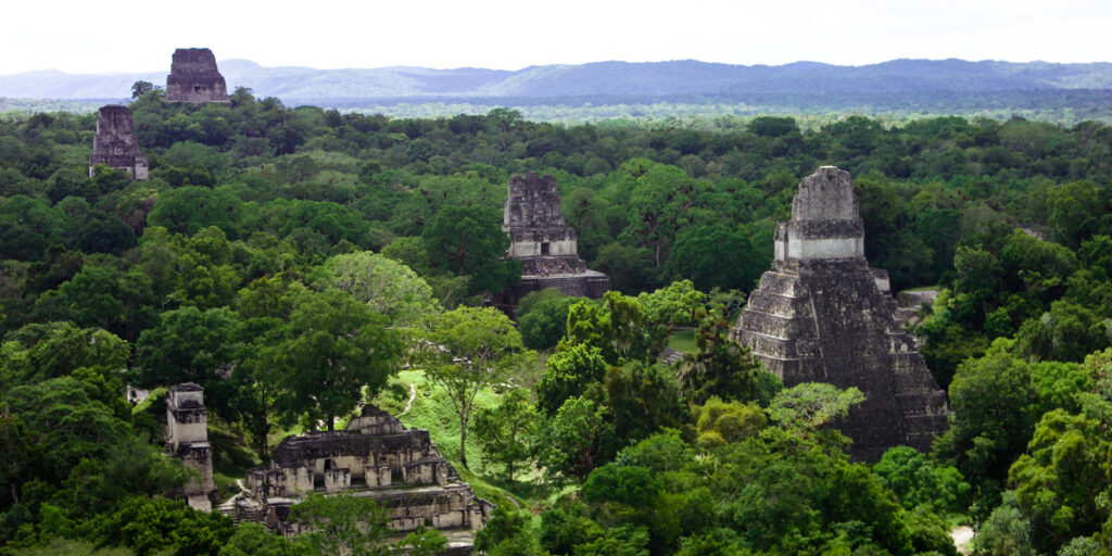 Cultura Maya en Tikal, Guatemala: Celebrando Eventos Astronómicos en las Ruinas