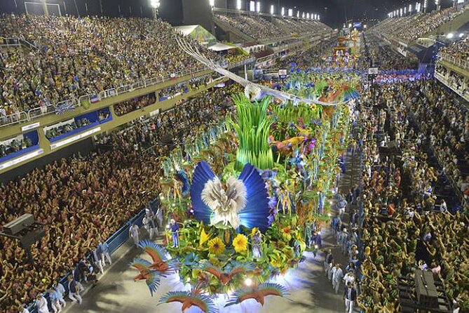 El Carnaval de Río de Janeiro en Brasil atrae a más de 2 millones de visitantes cada año.