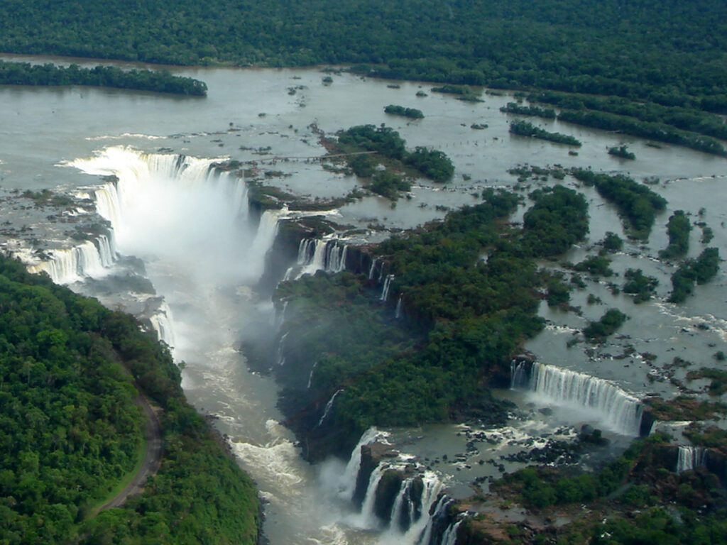 Maravilla Natural: Las Cataratas del Iguazú te Deleitan con su Esplendor.