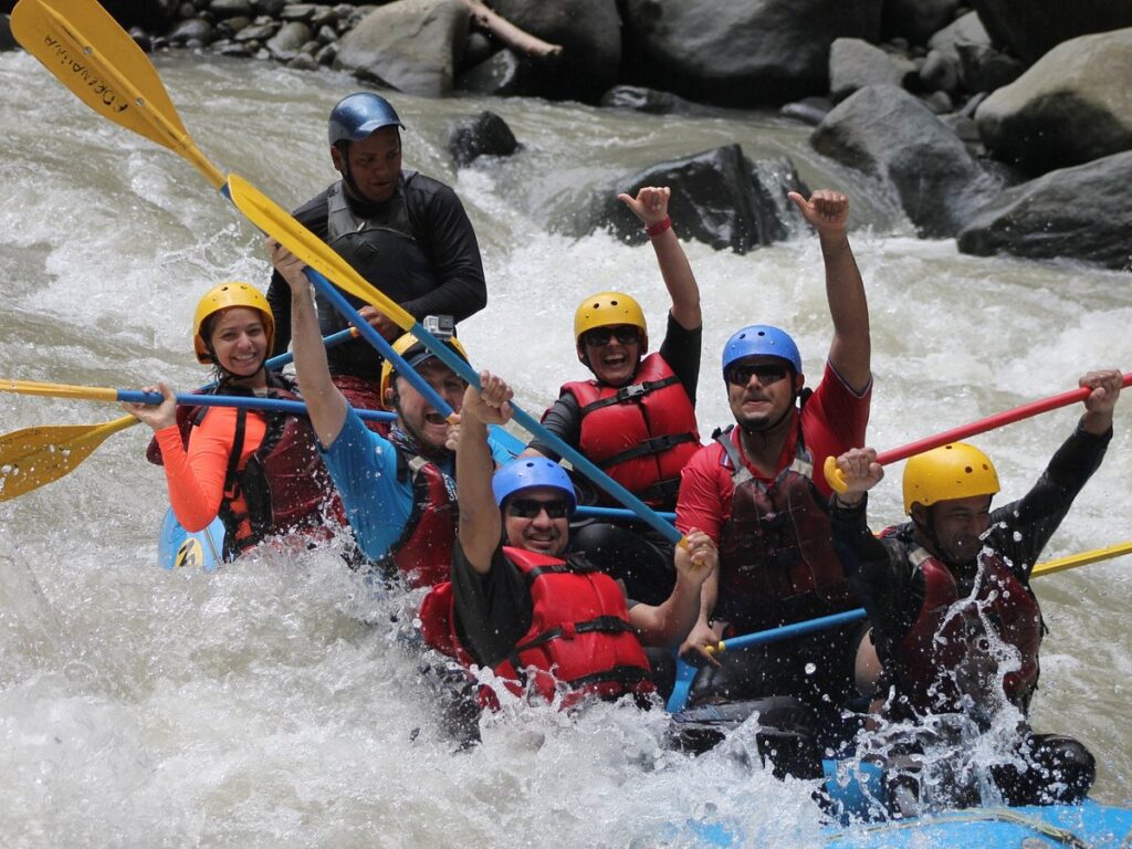Rafting por el Río Pacuare en Costa Rica: adrenalina pura en un entorno tropical