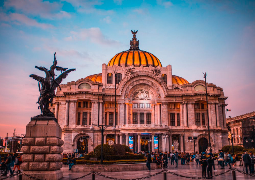 México lanza campañas para atraer turistas pese a los incrementos en precios de servicios