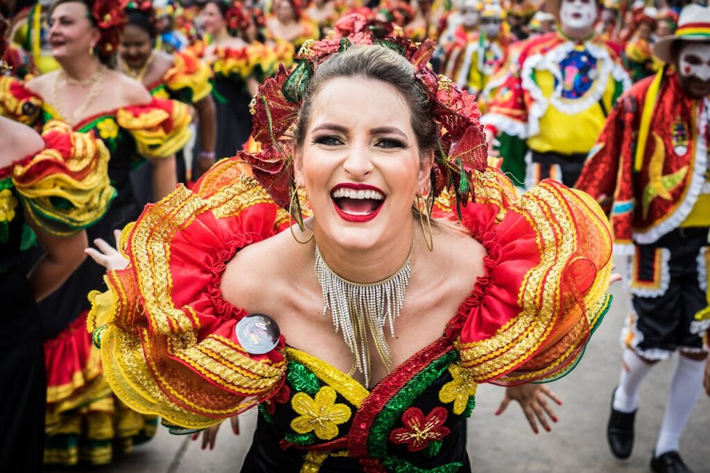 Foto de HERNAN PERNETT: https://www.pexels.com/es-es/foto/una-hermosa-mujer-sonriendo-con-un-traje-colorido-7861486/