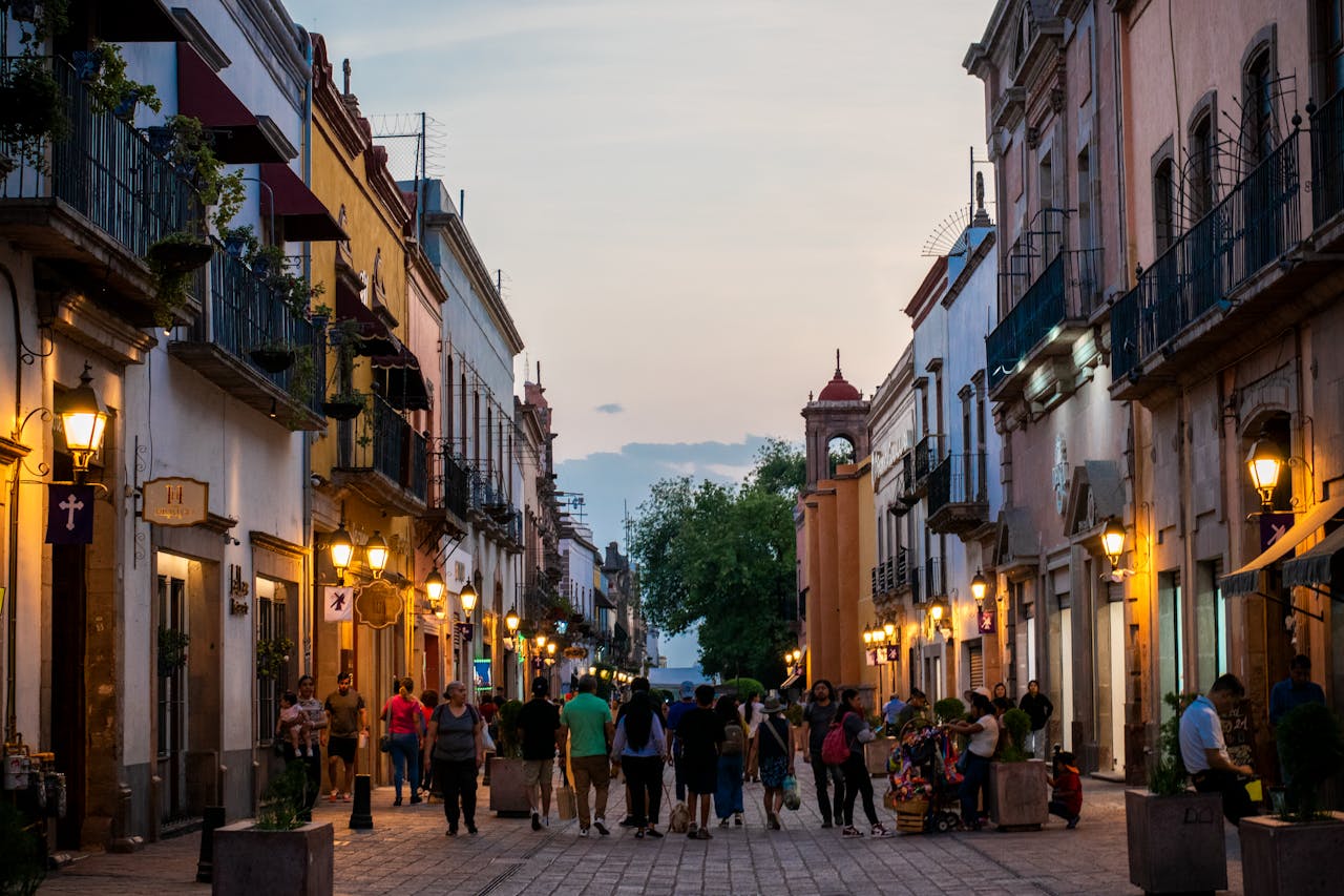 Foto de Gibrán Riojas: https://www.pexels.com/es-es/foto/atardecer-en-barrio-colonial-32550364/