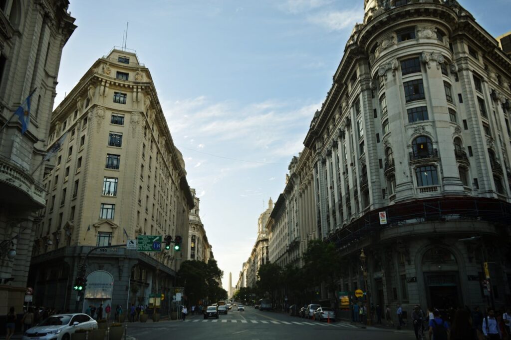 Foto de Lilian Sandoval: https://www.pexels.com/es-es/foto/ciudad-gente-calle-urbano-13589108/