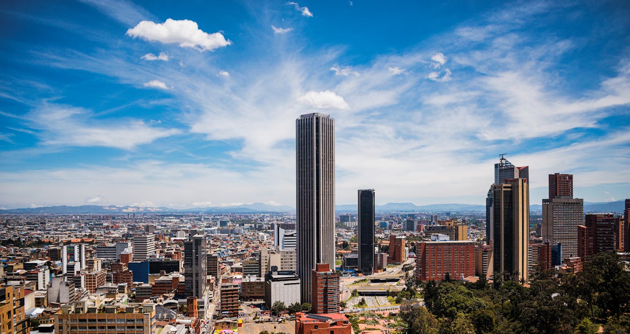 Foto de Santiago Boada: https://www.pexels.com/es-es/foto/ciudad-edificios-arquitectura-alto-7613833/