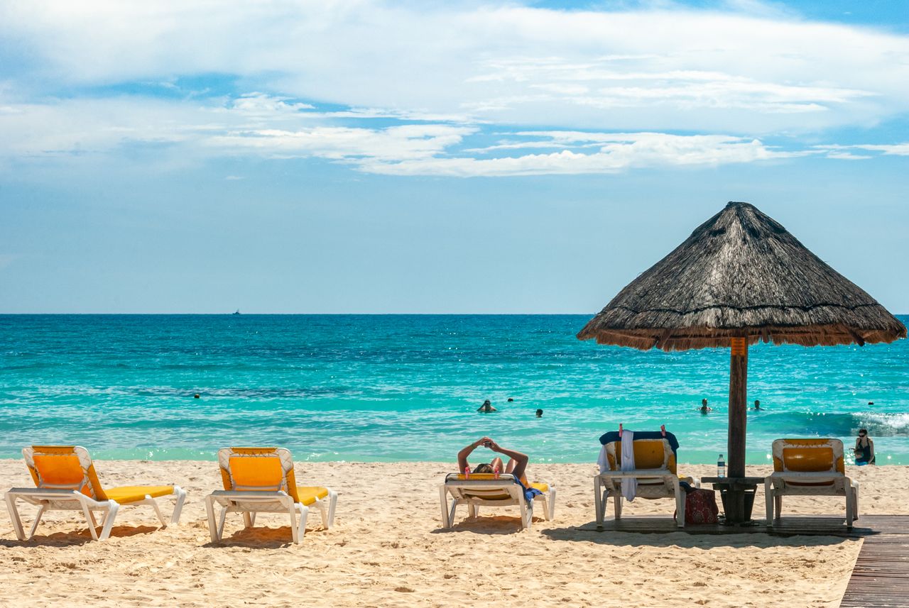 Foto de David Vives: https://www.pexels.com/es-es/foto/playa-gente-arena-sentado-5549239/