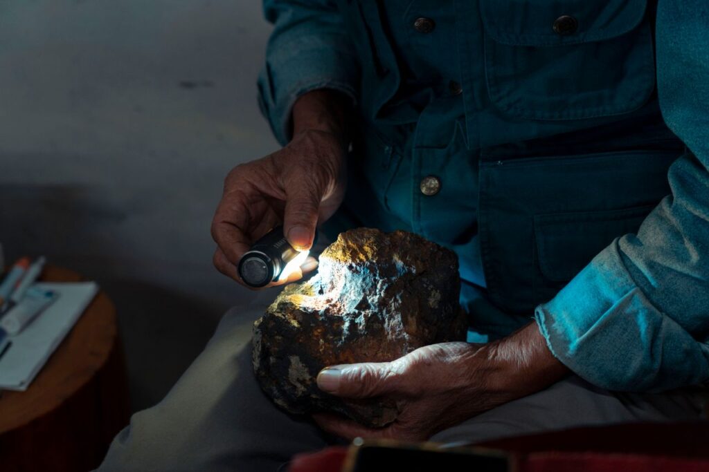 Foto de Jimmy Liao: https://www.pexels.com/es-es/foto/ligero-manos-sujetando-ciencia-19212176/