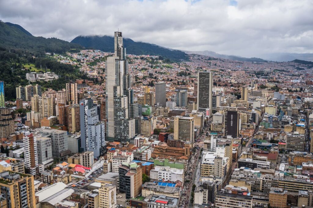 Foto de Juan Felipe Ramírez: https://www.pexels.com/es-es/foto/ciudad-edificios-rascacielos-urbano-19676357/