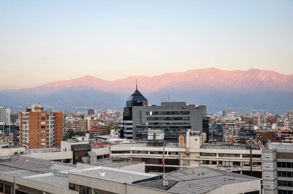 Foto de Nikolai Kolosov: https://www.pexels.com/es-es/foto/paisaje-urbano-de-santiago-con-la-cordillera-de-los-andes-al-atardecer-37184336/