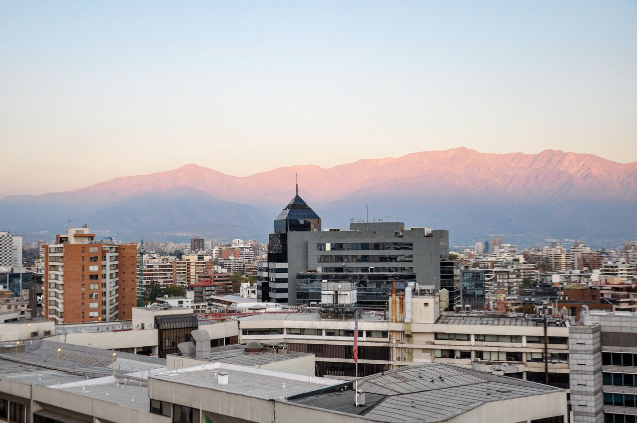 Foto de Nikolai Kolosov: https://www.pexels.com/es-es/foto/paisaje-urbano-de-santiago-con-la-cordillera-de-los-andes-al-atardecer-37184336/