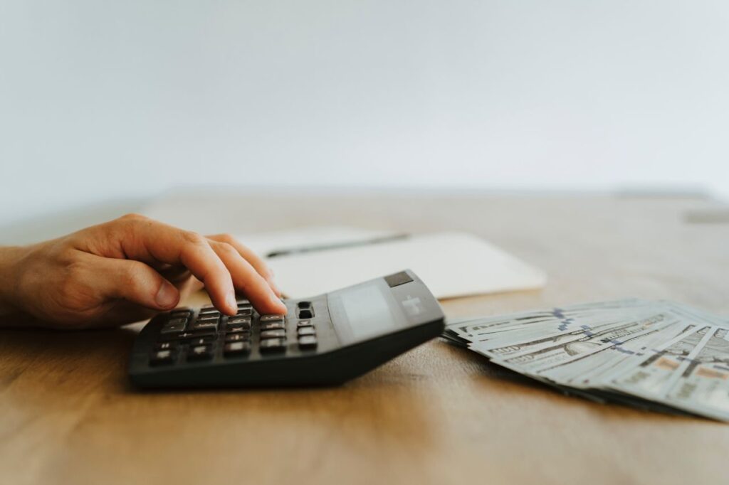 Foto de olia danilevich: https://www.pexels.com/es-es/foto/dinero-calculadora-financiar-moneda-5466808/