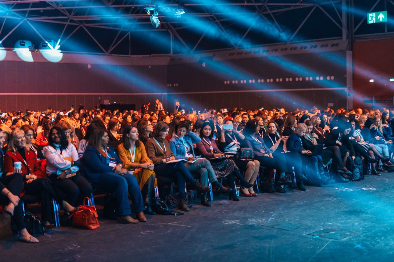 Foto de Loveleen Cherub: https://www.pexels.com/es-es/foto/gente-luces-sentado-evento-22669860/