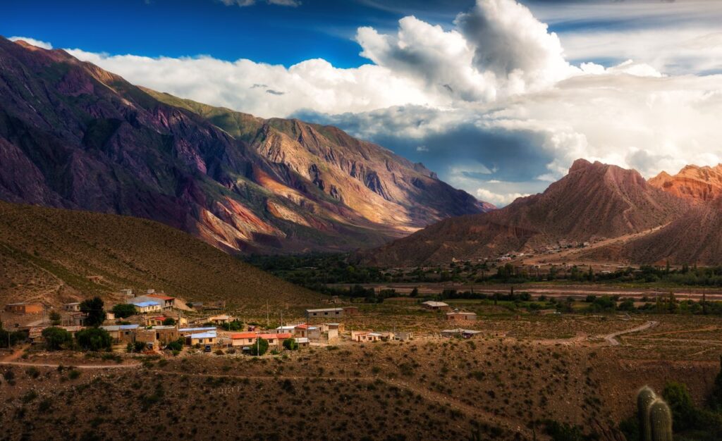 Foto de Agustin Devani: https://www.pexels.com/es-es/foto/espectacular-paisaje-de-un-pueblo-de-la-cordillera-de-los-andes-31204629/