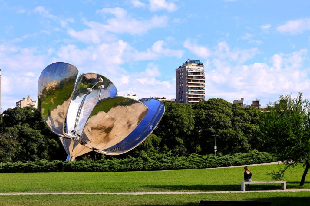 Foto de Domenico Cervini: https://www.pexels.com/es-es/foto/floralis-generica-en-el-parque-de-buenos-aires-35895237/
