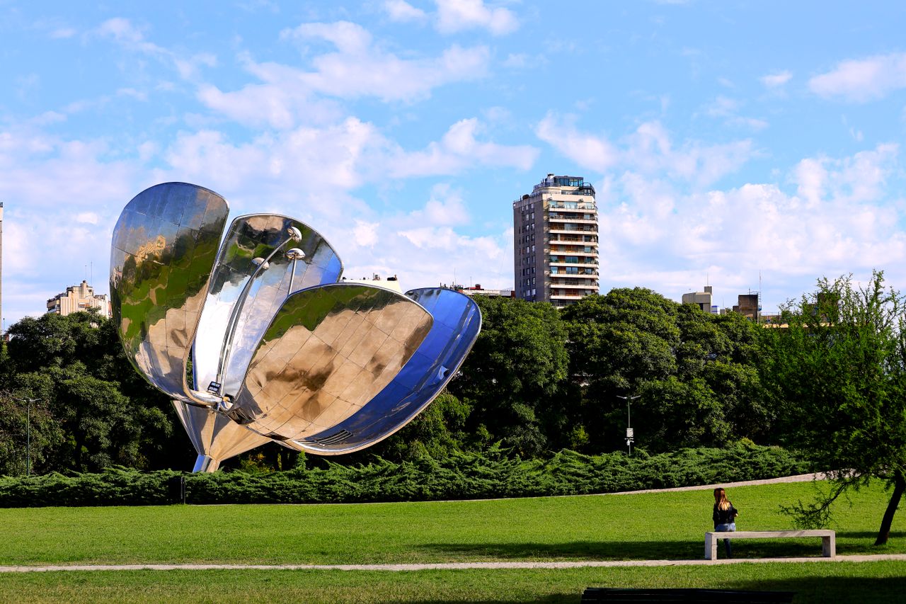 Foto de Domenico Cervini: https://www.pexels.com/es-es/foto/floralis-generica-en-el-parque-de-buenos-aires-35895237/