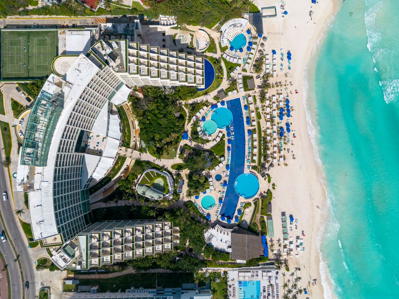 Foto de Israel Torres: https://www.pexels.com/es-es/foto/mar-ciudad-playa-vacaciones-20210511/