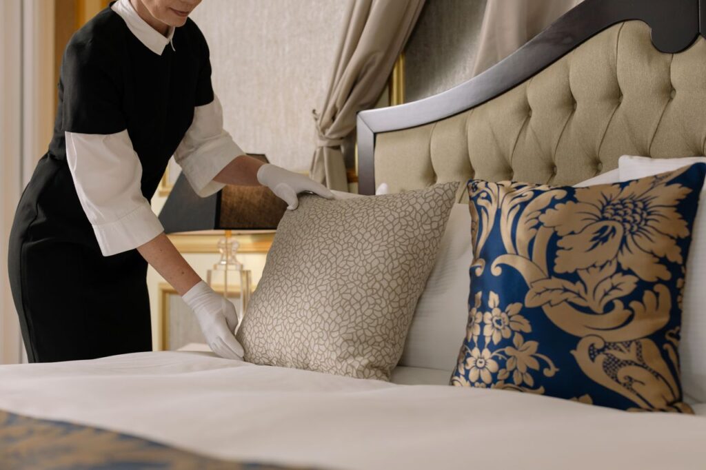 Foto de cottonbro studio: https://www.pexels.com/es-es/foto/mujer-hotel-cama-habitacion-6466496/