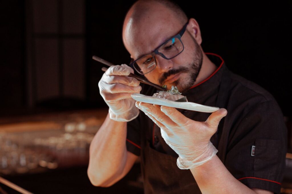 Foto de Mikhail Nilov: https://www.pexels.com/es-es/foto/comida-hombre-chef-jefe-de-cocina-8093862/