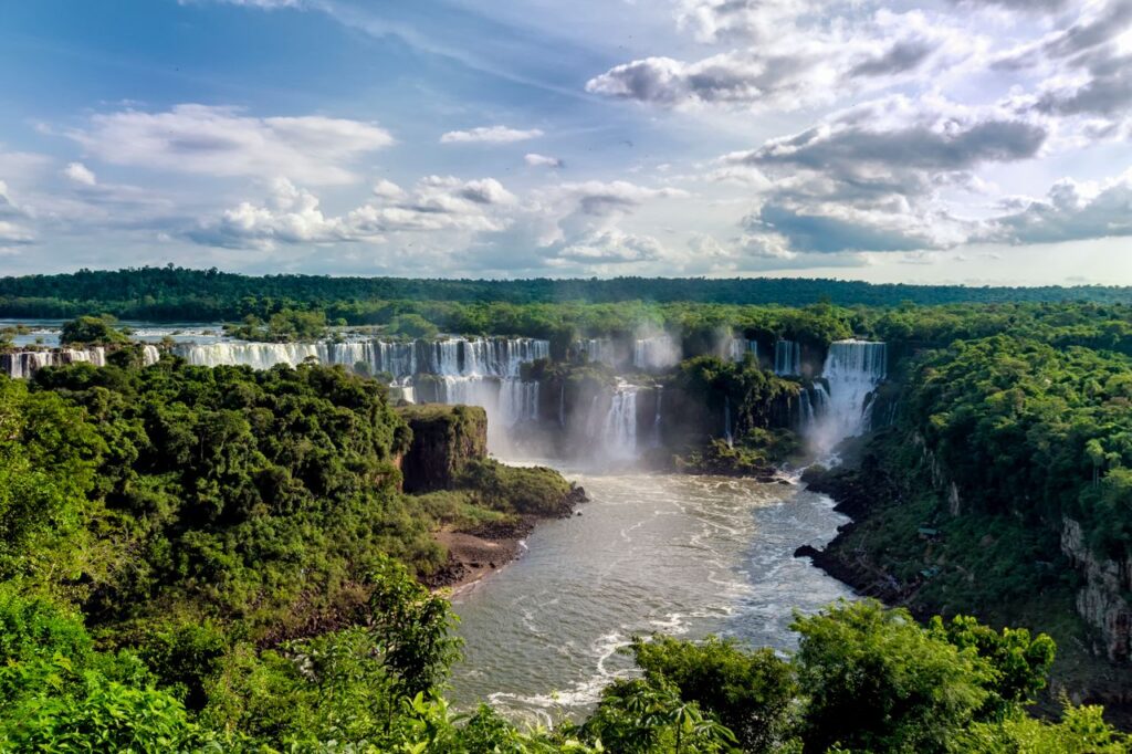 Foto de Paulo Paranhos: https://www.pexels.com/es-es/foto/verano-rio-cascada-precioso-5919667/