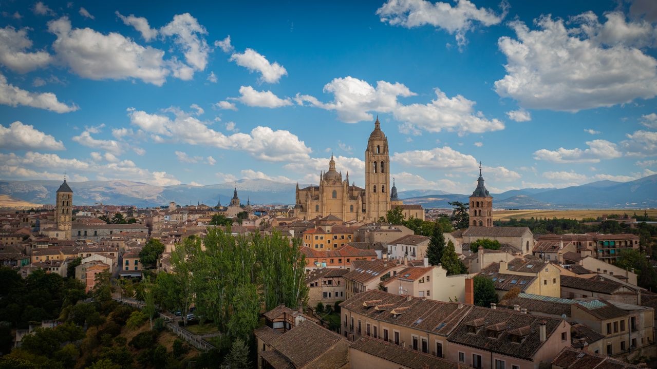 Foto de Renato Nascimento: https://www.pexels.com/es-es/foto/ciudad-montanas-punto-de-referencia-espana-20545452/