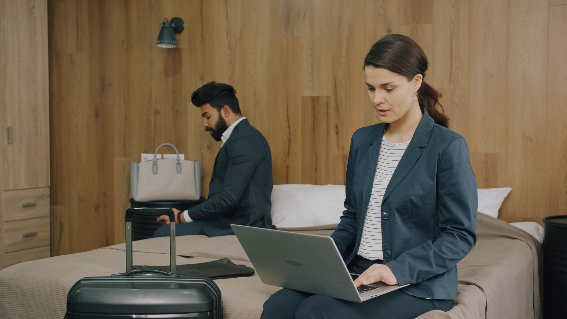 Foto de Vitaly Gariev: https://www.pexels.com/es-es/foto/viajeros-de-negocios-trabajando-en-una-habitacion-de-hotel-39205185/