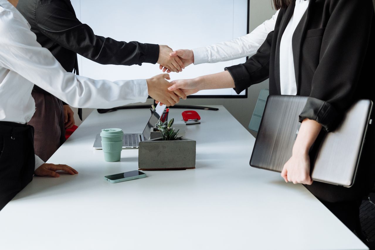 Foto de Thirdman : https://www.pexels.com/es-es/foto/gente-negocio-colaboracion-acuerdo-7651924/